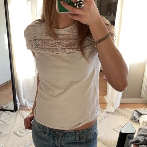 Mönstrig vit tröja  - Super söt vit tröja med blommigt mönster🌸🌸🌸