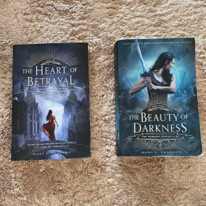 The Heart of Betrayal & The Beauty of Darkness - Andra och tredje(sista) boken av the Remenant Chronicles bok serien. Böckerna tillsammans 120kr. Går att köpa enskilt, kontakta mig bara. På engelska