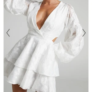 Studentklänning - Super fin studentklänning som tyvärr va försliten för mig 💖Endast testad, från Showpo🙌🏼köpt för 1100+tull 🥰pris kan diskuteras vid snabb affär🙌🏼