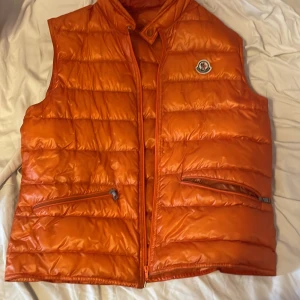 MONCLER GUI - STORLEK : 2/3 (M/L) FÄRG : ORANGE SKICK: 10/10 ÄKTA 