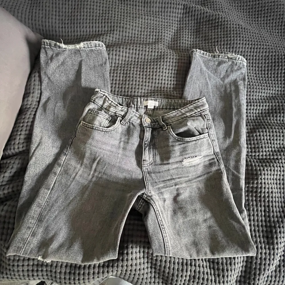 Jättesnygga jeans från Gina tricot!💗 använda men fortfarande i väldigt bra skick!💕står inte för frakten!💝. Jeans & Byxor.