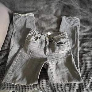 Jättesnygga jeans från Gina tricot!💗 använda men fortfarande i väldigt bra skick!💕står inte för frakten!💝