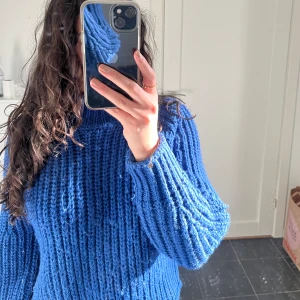 Stickad tröja - Jättefin blå tröja från hm. Använt mycket men fortfarande fint skick. Nopprig men går att ta bort med noppmaskin eller liknande. Pm vid frågor! Pris kan diskuteras 🩷