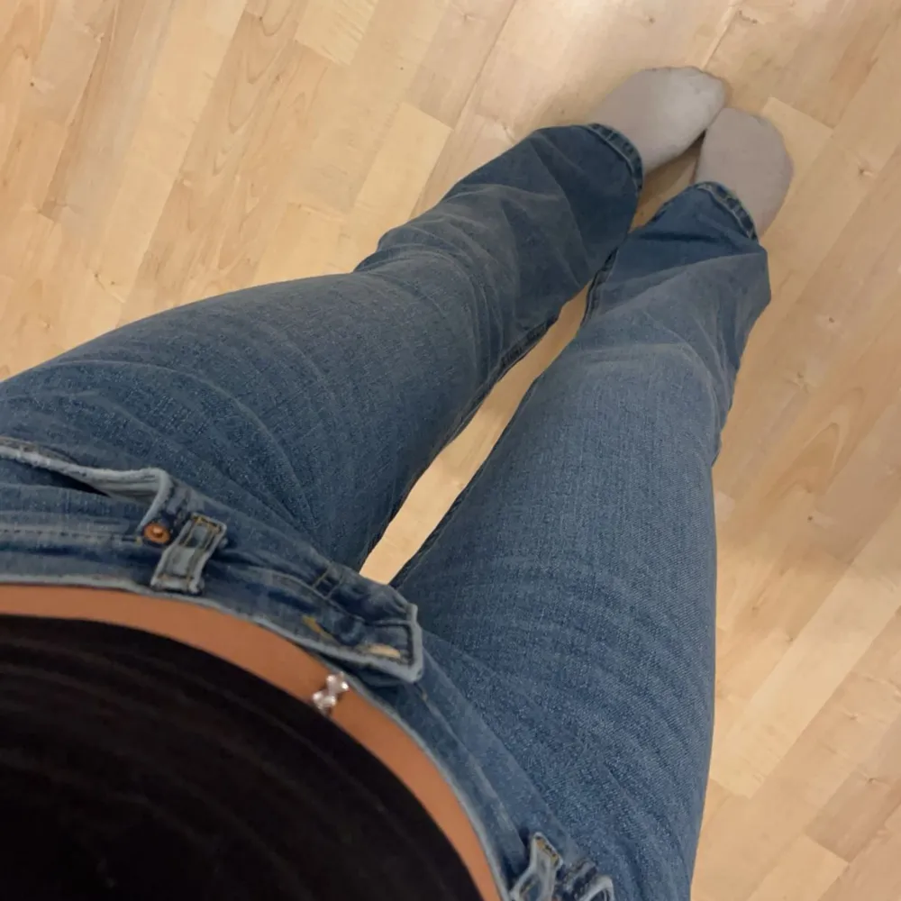 Säljer dessa supersnygga low waist bootcut jeans ifrån Ginatricot eftersom jag råkade köpa i fel storlek så dom kommer inte till användning. Använda fåtal gånger💕. Jeans & Byxor.