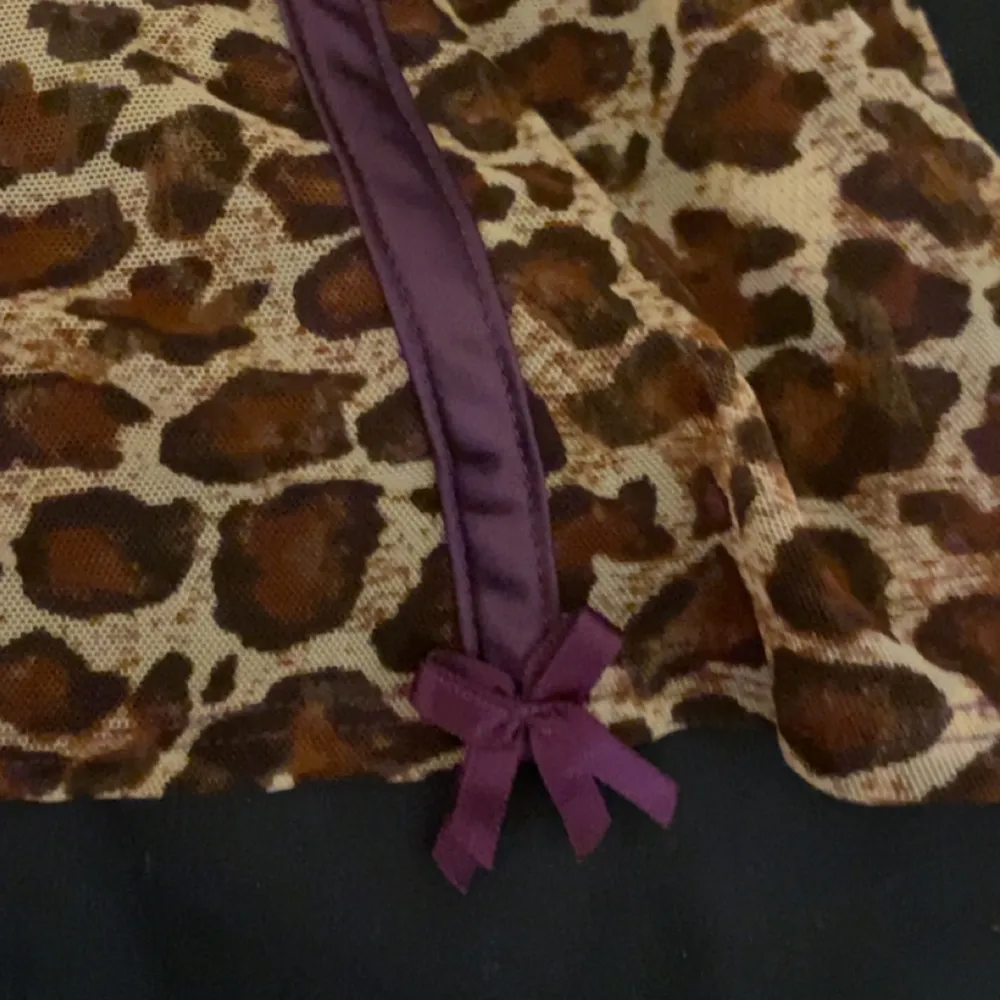 Super fint leopard linne med lila rosetter. Står ingen riktig storlek men skulle säja den är 75b (den är kvar) . Toppar.
