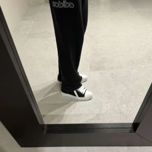 Numeris skor helt nya  - Helt nya numerisfootwear skor. Har aldrig använd pga liten strl och tull kostar väldigt mycket så kan ej skicka tillbaka. Köpta för 2500 med tull 1000kr 