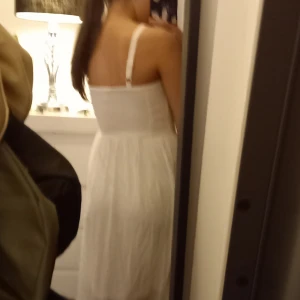 Vit sommarklänning. - Säljer den här fina vita sommarklänningen där den dock kommer till ingen användning, kontakata för mer info 🙂