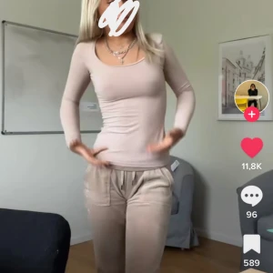 Basic topp - Säljer min basic tröja från hm då den ej kommer till användning. Använd Max 3 gånger 