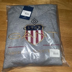 GANT Archive Shield Hoodie - Helt ny, oöppnad förtfarande i förpackning. Original pris : 1400kr Storlek : S