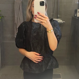 Blus - Super fin blus med puffärmar. Har lagat ett litet hål men inget som syns när man har den på sig. (Kan skicka bild). 💗💗