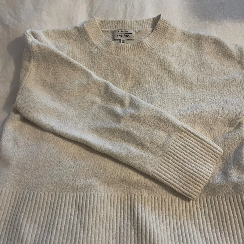 Säljer denna fina vita stickade tröjan från & other stories i strl S, säljer då jag tycker den börjat bli för liten för mig, skriv för fler bilder💕köpt förra året för 400. Stickat.