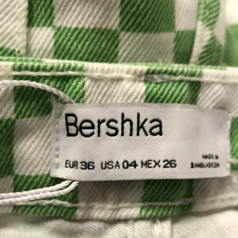  Grön/vit rutiga jeans i storlek 36 ifrån Bershka. Är i bra skick, säljer pga att de inte kommer till användning! Pris kan diskuteras vid snabb affär💚. Jeans & Byxor.