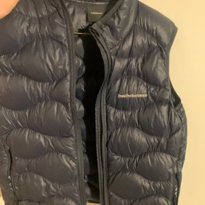 Peak performance väst - Köpt för några år sedan men har bara använts under 4-5 tillfällen då den var för liten för mig från början.  Priset kan diskuteras vid snabb affär