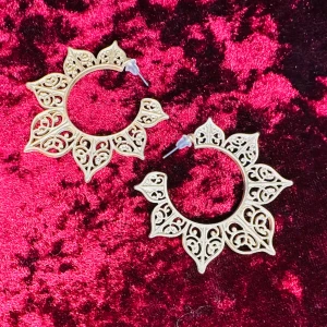 Så fina solformade örhängen Boho Bohochic Hippie Alternativ Kawaii Cute Cutie  - Så läckra örhängen i form av solstrålar.  Ovanliga och uppseendeväckande. Längd ca 5 cm. Bredd ca 5 cm. Gummistoppar ingår.  Nya och oanvända.  En fin gåva till dig själv eller solstrålen i ditt liv. 