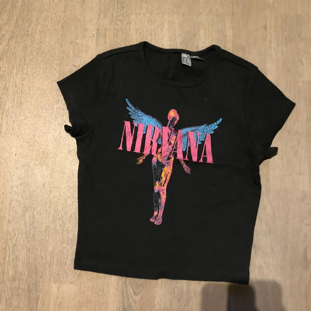 Säljer dena nirvana t shirt. Den är aldrig andvänd.🌸. T-shirts.