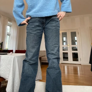 Eastwest jeans - Säljer dessa Eastwest jeansen. De är köpta i en större storlek men jag har sytt in dem så att de passar mig som har S. Midjemått: 39 Innerbensmått: 78. Jeansen är mid-rise  Hör av er vid funderingar 🩷🩷