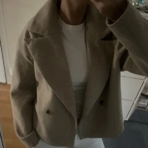 Kappa Vila - Säljer denna jättefina kappa från Vila då jag ej får användning för den. Endast använd 1 gång därav är den i nyskick. Storlek M men är liten i storleken därav passar den mig med xs/s. Hör av er vid frågor eller tryck gärna på köp nu 😇💋