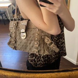 Guess väska - Jätte fin guess väska som är använd men absolut inga defekter, köpt ny. 