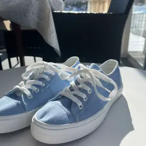 fina ljusblåa sneakers 🩵perfekta för våren 