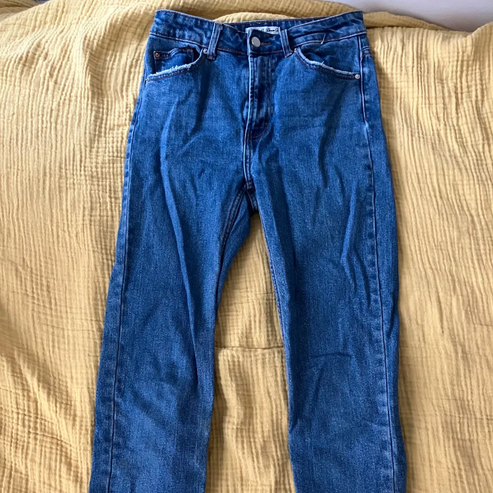 Blåa straight leg jeans från Denim & Co. En liten fläck på en av benen, märks knappt (bild 3).. Jeans & Byxor.