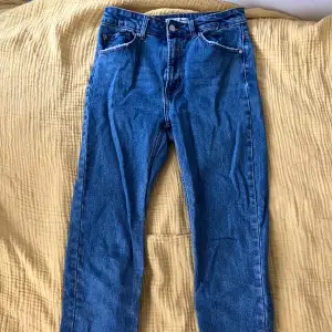 Blåa straight leg jeans från Denim & Co. En liten fläck på en av benen, märks knappt (bild 3).