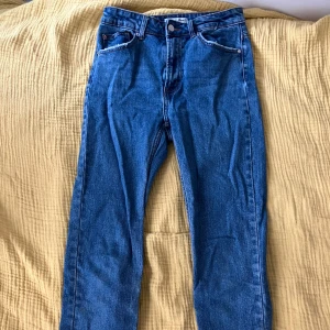 Straight leg jeans - Blåa straight leg jeans från Denim & Co. En liten fläck på en av benen, märks knappt (bild 3).