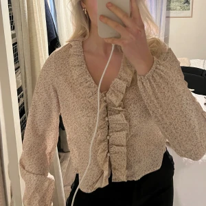 Blommig blus  - Blommig blus från nakd med fina detaljer!💛🌼