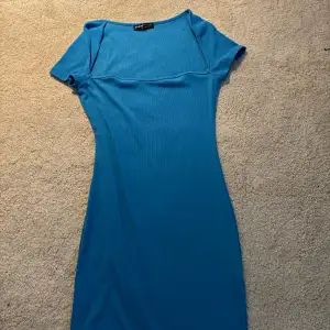 Superfin blå klänning som är stretshig!! Passar perfekt till sommaren!! (Färgen är mer likt på bild 2)
