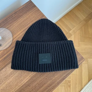 Acne mössa 🖤 - Super fint skick, använd några gånger bara. Säljs för 800 + frakt. Nypris - 1600 kronor.