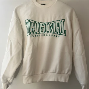 vit sweatshirt med tryck - vit sweatshirt med grönt tryck från GinaTricot i storlek xs, säljer då den är för liten och inte kommer till användning. inga tecken på användning, använd bara några fåtal gånger. skriv för fler bilder, köparen står för frakten