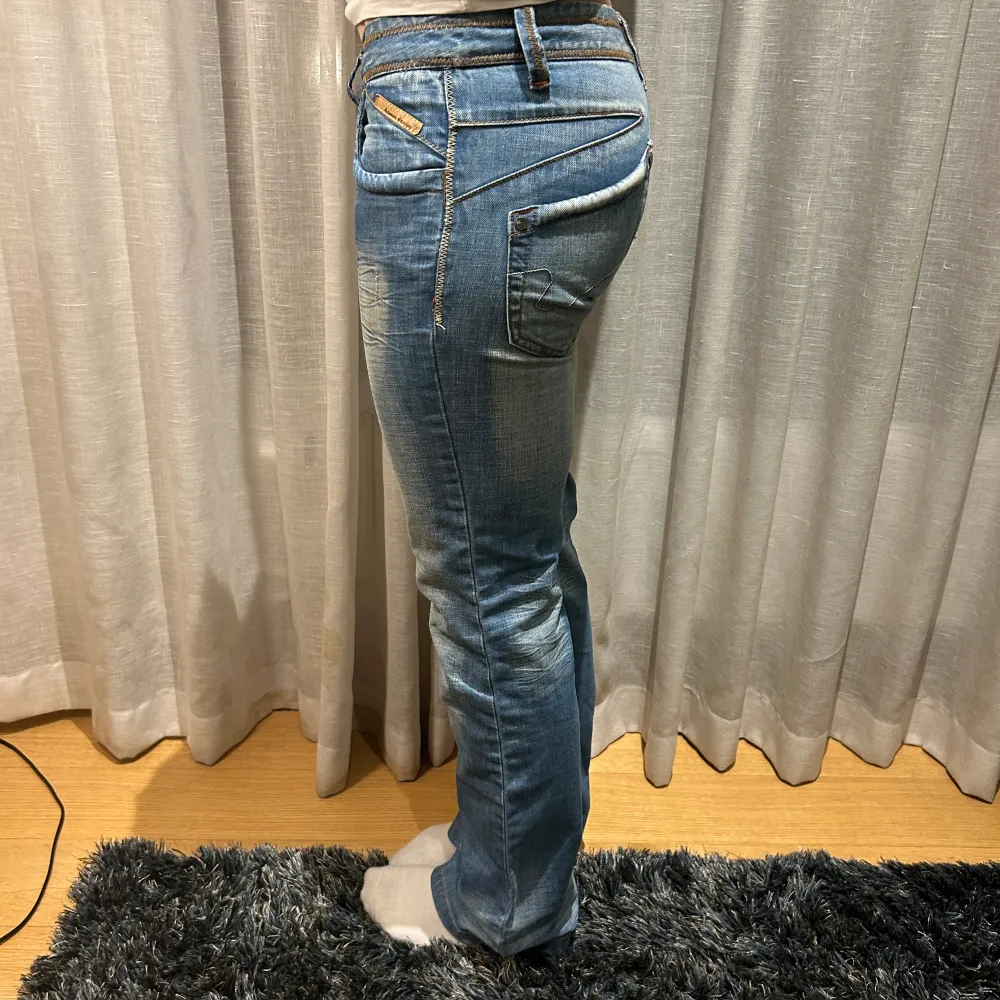 Supersnygga lowwaist jeans bootcut. Unika och super fina och bra pass form.. Jeans & Byxor.