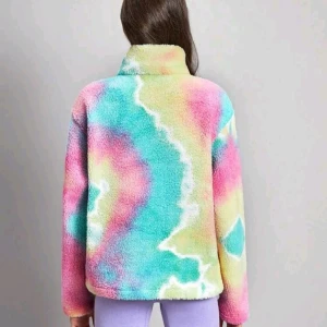 HELT NY Batik och pastellfärgad tjockare mysig pile/teddy ziptröja/teddyjacka/pilejacka/fleecetröja. Strlk: Large - HELT NY & OANVÄND Batik och pastellfärgad (Rosa, gul, mintgrön/turkos) mjuk och mysig pile/teddy ziptröja /teddyjacka/pilejacka/fleecetröja med fickor och hög krage/polo+dragsko längst ner.  Strlk Large. Felfri. Märket är dock INTE Lee - fel av Plick