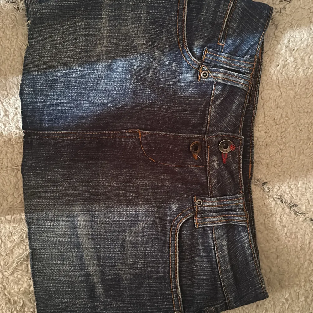 Jättefin jeans kjol från only (köpt secondhand i Köpenhamn)💋aldrig använt!. Kjolar.