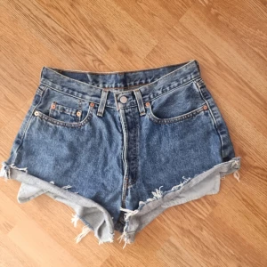 Levi's jeansshorts modell 507 02 W30 - Hög midja. Modell 507 02  Hög midja. Modell 507 02  W30 motsvarar antingen storlek M eller L.
