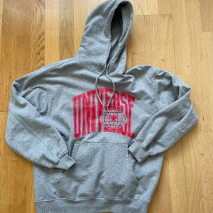 Hoodie - Hej! Säljer denna hoodien. Köpt på carlings i Falun. Finns i Stockholm och kan skickas! 
