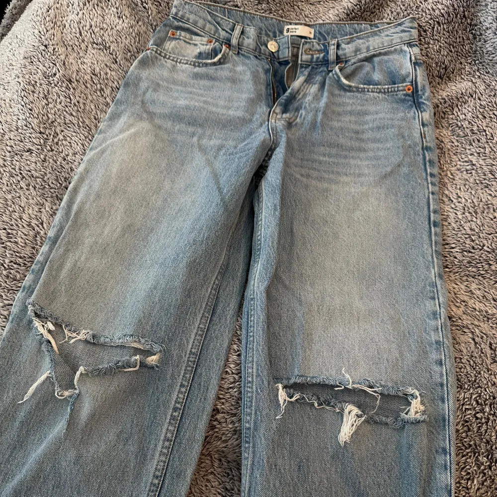 Raka 90s jeans med hål i knäna. Bra skick.. Jeans & Byxor.