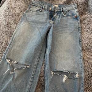 Jeans med hål - Raka 90s jeans med hål i knäna. Bra skick.