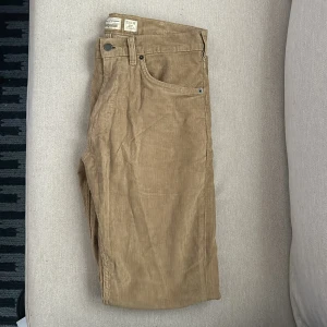 Patagonia M's Organic Cotton Corduroy Jeans - Reg - Mojave Khaki - Helt nya Patagonia-jeans. Riktigt skön passform och dom funkar både till vardags och ute i naturen. 