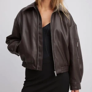 Ny bomberjacka 🤎 - Supersnygg helt ny bomberjacka från NAKD i storlek 34. Prislappen sitter kvar, aldrig använd. Säljes då jag missade att returnera i tid. På hemsidan för 1099kr, men just nu slutsåld. Mitt pris 649kr  🧸✨🫶🤎💫🍂