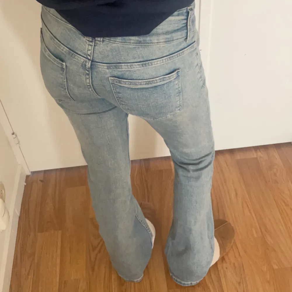 Säljer mina ljusblåa bootcut jeans ifrån Bershka i fint skick. . Jeans & Byxor.