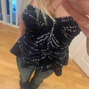 Korsetttopp  - Supercool festtopp med paljetter ✨✨aldrig använd men köpt på Sellpy , mycket bra skick