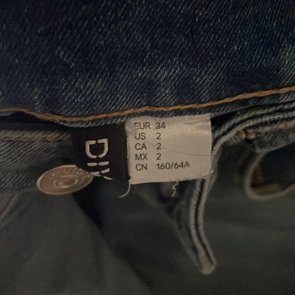 Säljer dessa så fina populära jeans från hm i storlek 34❤️ JÄTTE bra skick säljer endast pga lite korta, jag är 167/168 passar perfekt till någon som är 165 eller kortare❤️. Jeans & Byxor.