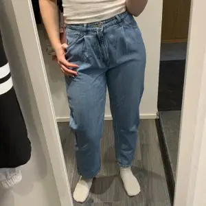 Blåa loose fit jeans från H&M i storlek 38. Använda ca 10 gånger och i bra skick. Säljs då jag tycker de är för korta på mig (är 1.74) 🫐