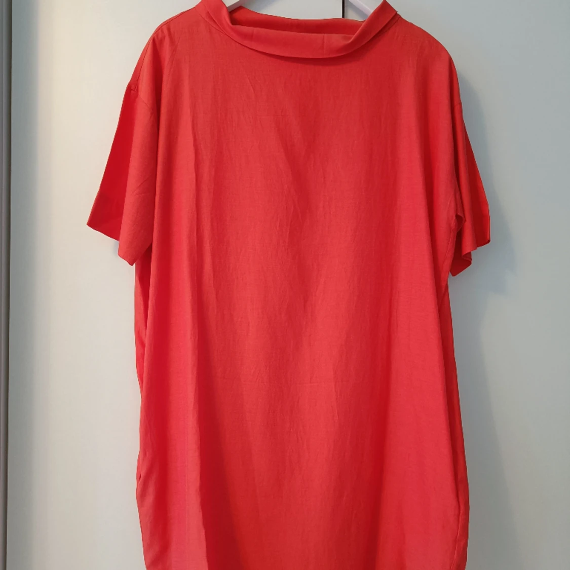 Röd midiklänning från COS