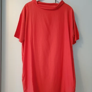 Röd midiklänning från COS - Kortärmad klänning i bomullsmix med fickor. Sparsamt använd, nyskick. 