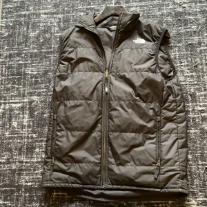 The North face väst  - Äkta the north face väst skick 9/10 använd typ två gånger  Storlek- S