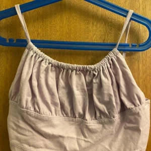 Somrig topp - Lila topp från Shein säljes då den blev för liten för mig. Perfekt till sommaren! Pris 59kr 