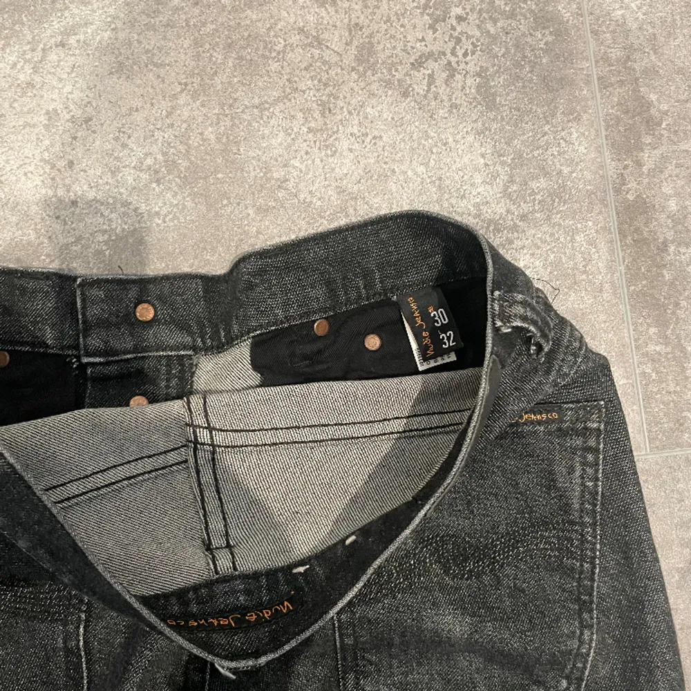 Nudie jeans i modellen grim tim. Skick 9/10. Storlek 30/32. Färgen är black pixel. Tveka inte att kontakta mig för fler bilder eller frågor!. Jeans & Byxor.