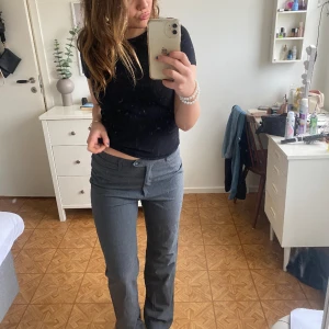 Grå kostymbyxor 🤗 - Super fina kostymbyxor knapt använda🤗 Skriv vid frågor💓