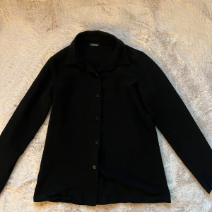 Skjorta - En svart vanlig skjorta 